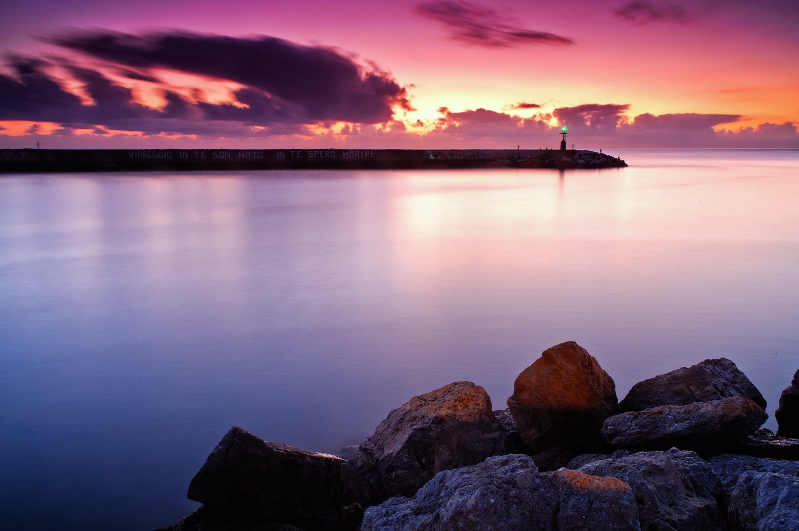 Imbocco del molo di Viareggio