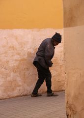 IMG_0517_v2_w10_Mann_gebueckt_morocT2