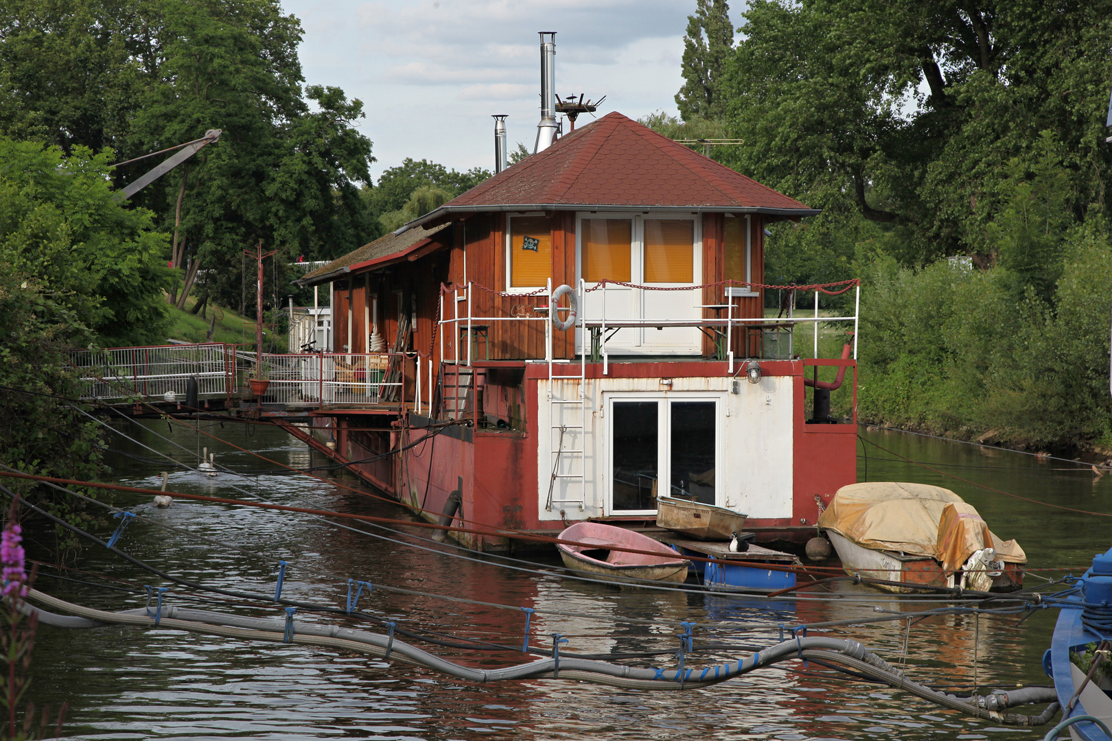 IMG_2774 Frankfurt Höchst_ Hausbote _ ein Bierchen am Main