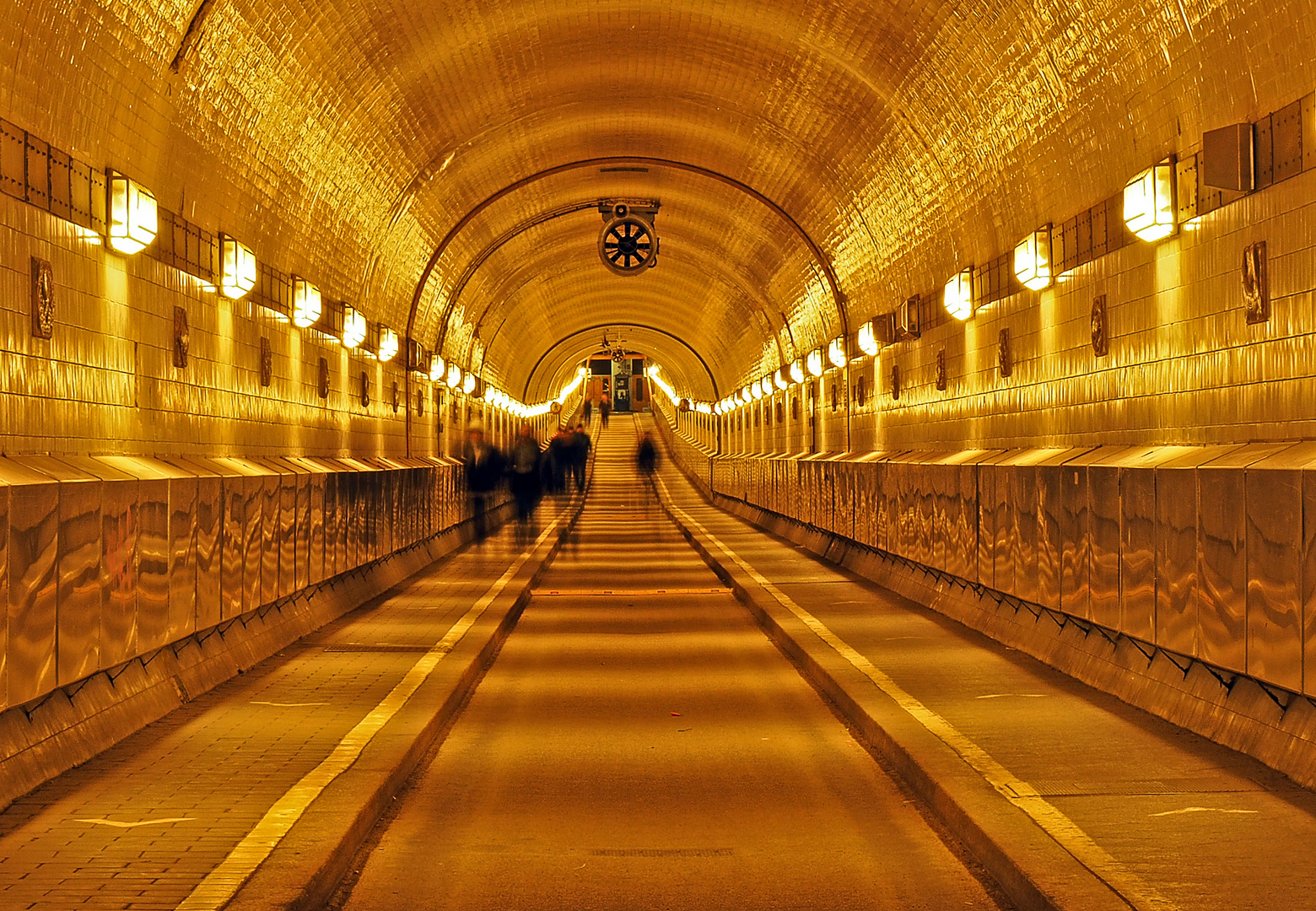 im.goldenen.tunnel