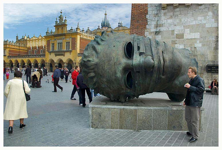 I.Mitoraj -Bronzeplastik "Kopf" in Krakow Markt