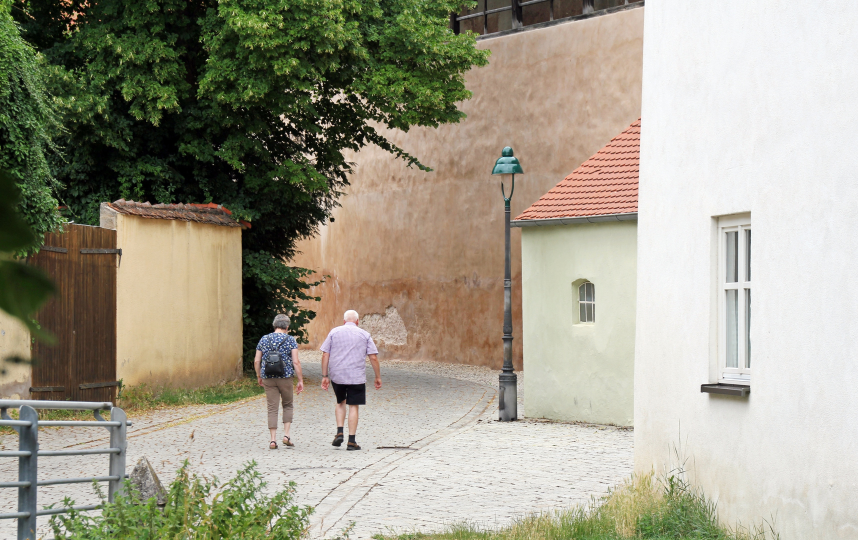 immer an der Wand entlang