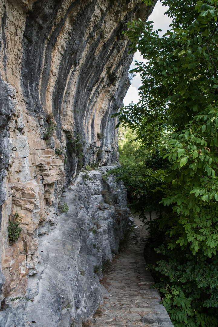 immer an der Wand lang....unten rauscht dann der Fluss vorbei wenn es Wasser hat