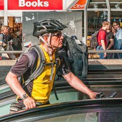 Immer diese Fahrradfahrer auf der Rolltreppe