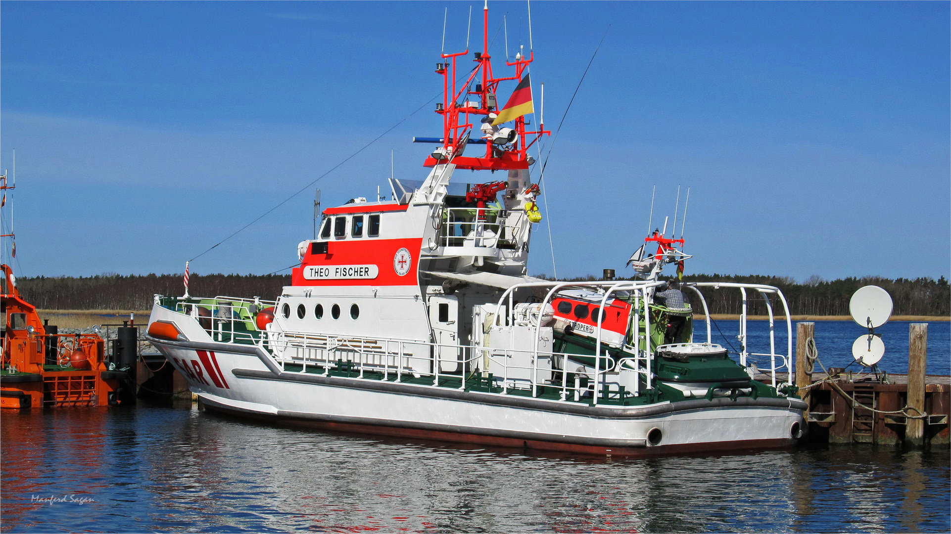 Immer Einsatzbereit – die „Theo Fischer“, ein Seenotkreuzer mit Tochterboot im Hafen von Barhöft! 