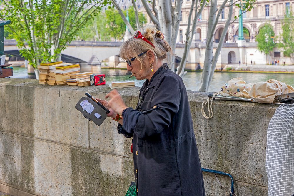 Immer erreichbar . . . Buchhändlerin an der Seine, Paris