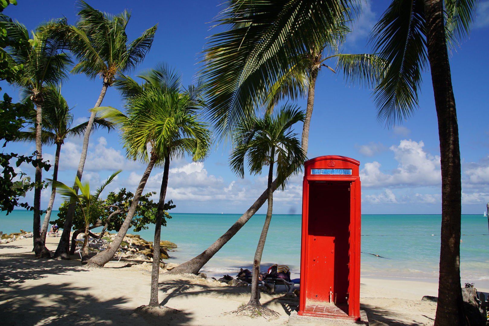 "Immer in Kontakt" Strandrelikt an der Dickenson Bay, Antigua