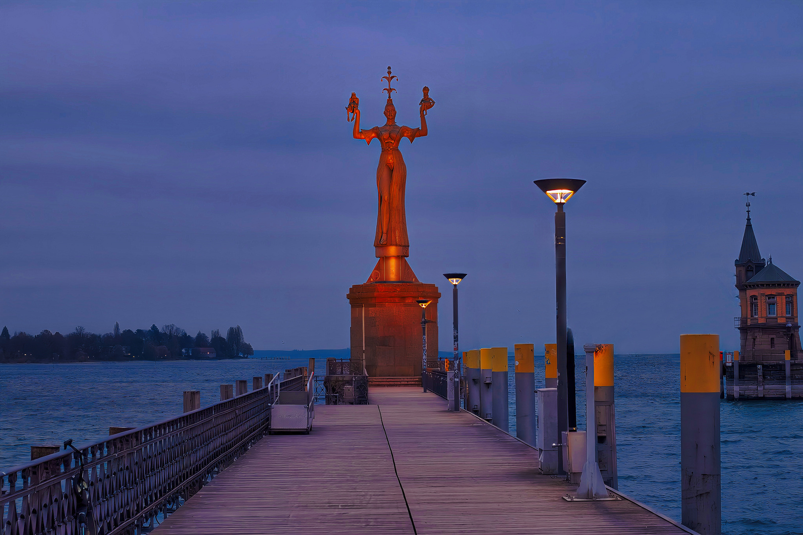 Imperia Konstanz in der Dämmerung