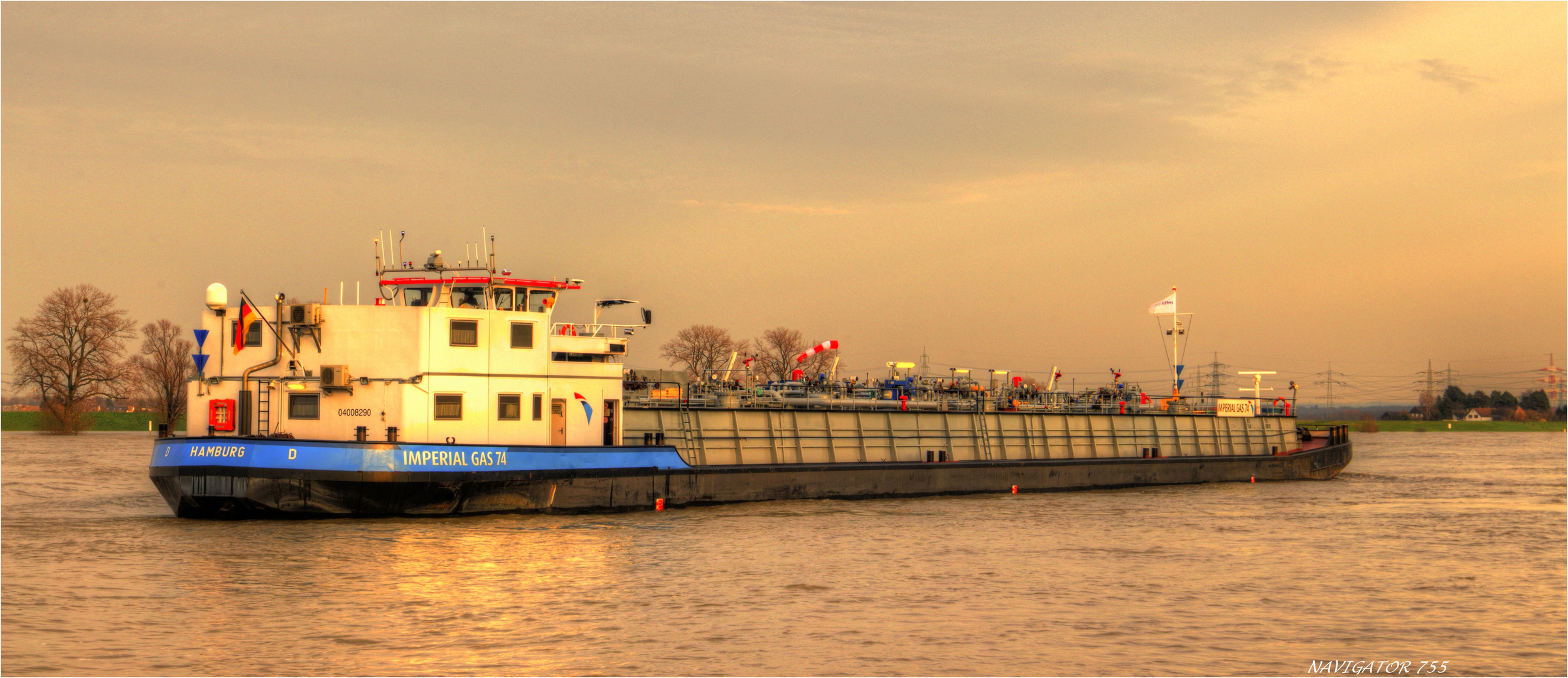 IMPERIAL GAS 74 / Auf dem Rhein bei Krefeld.