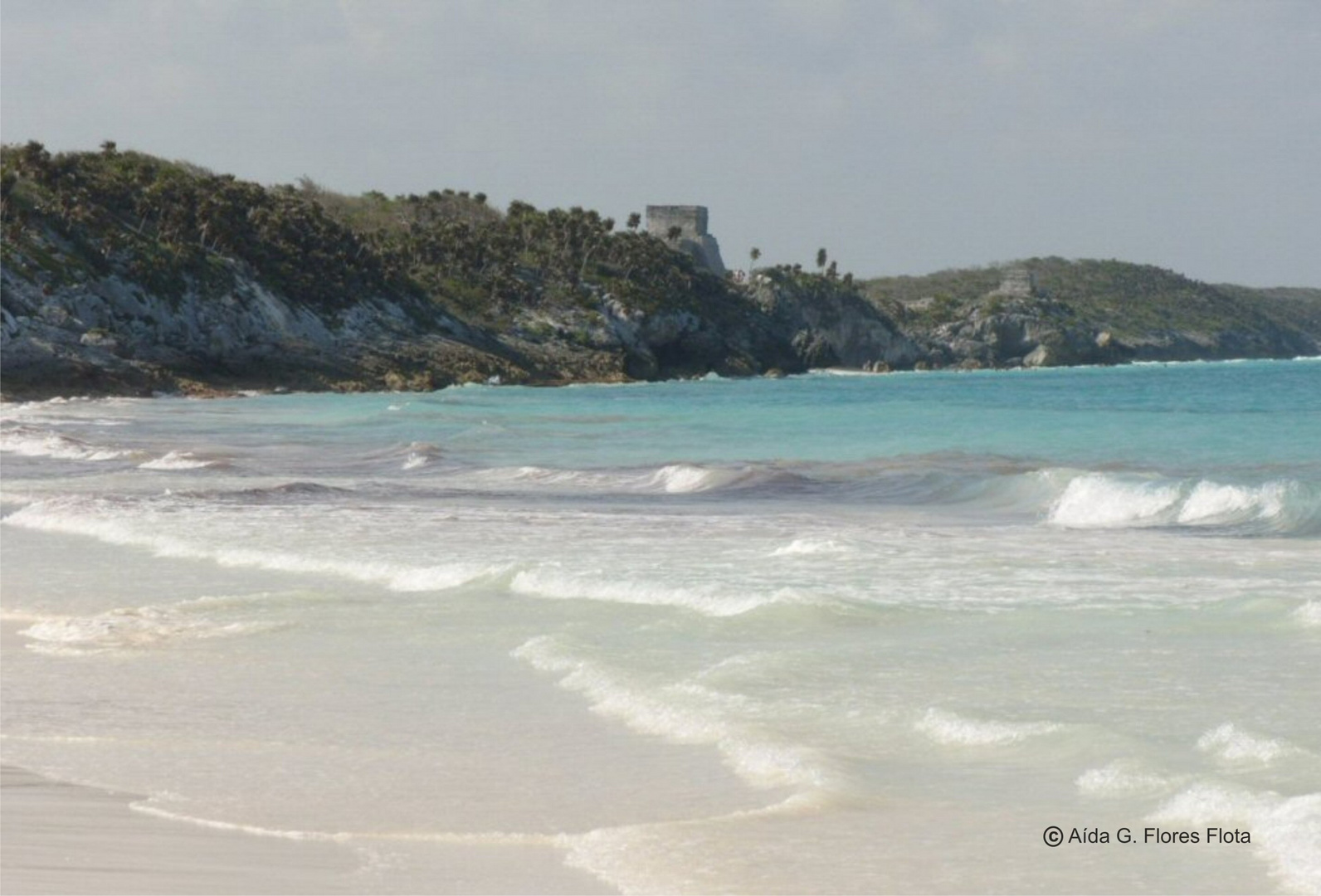 Imponente ruina maya a la orilla del mar