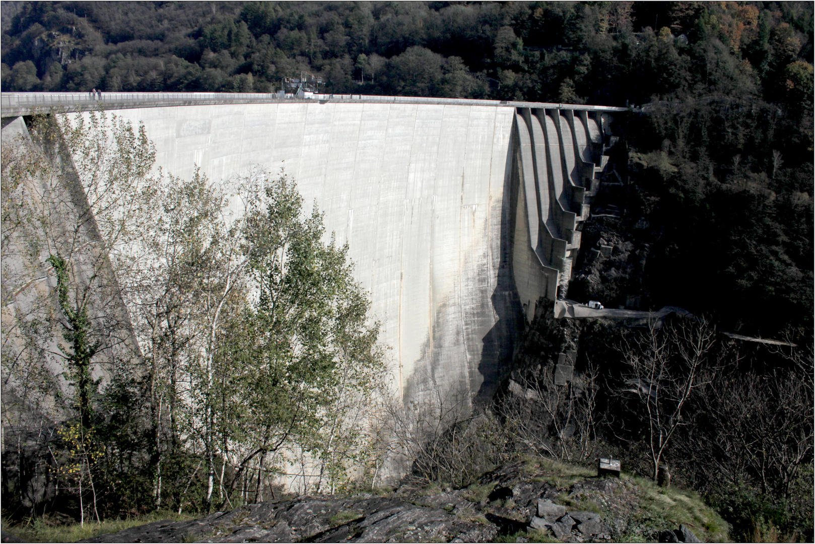 Imposant, Staumauer Lago di Vogorno im Verzascatal