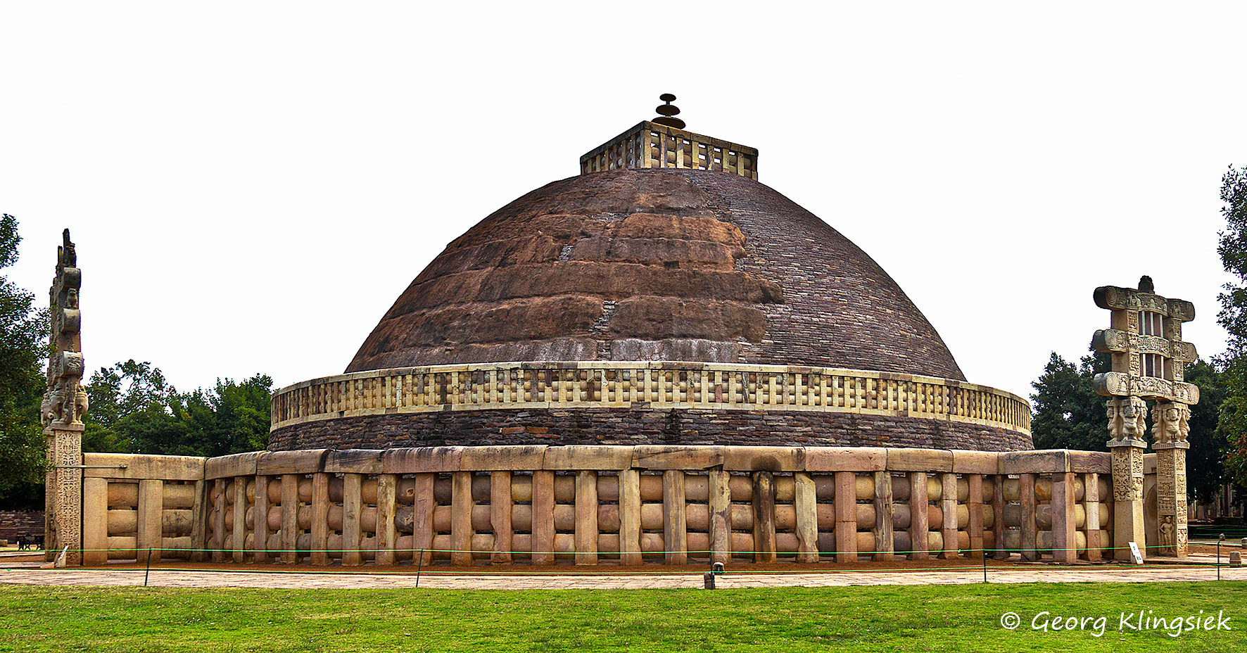 Imposante Bauwerke: Großer Stupa in Sanchi (Indien) 1