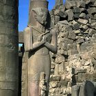 Imposante Bauwerke: Kolossalstatue Ramses II. mit Tochter im Amun-Tempel von Karnak (Ägypten)