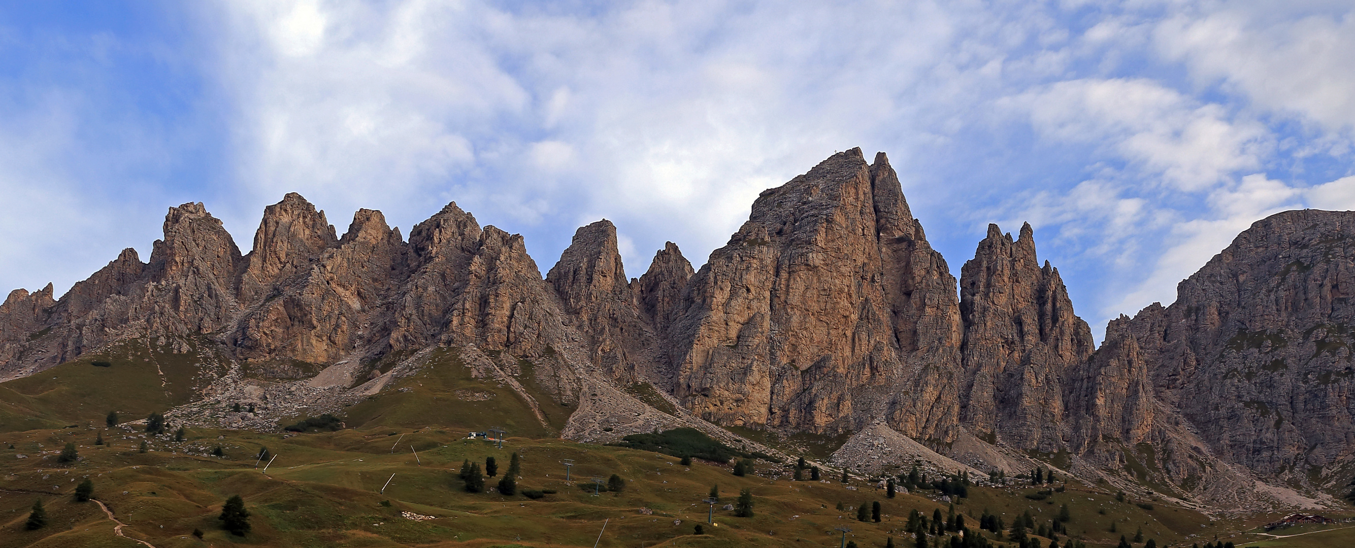 Imposante Spitzen im Norden vom Grödnerjoch in den Dolomiten 