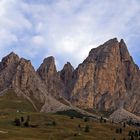 Imposante Spitzen im Norden vom Grödnerjoch in den Dolomiten 