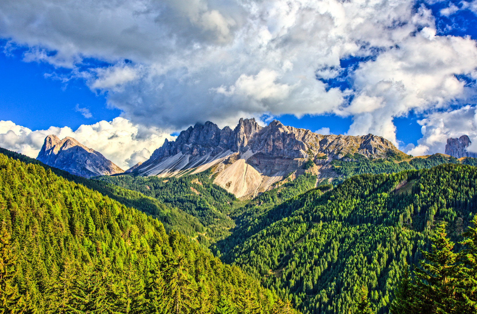 Imposantes Bergmassiv in den südtiroler Dolomiten
