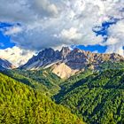 Imposantes Bergmassiv in den südtiroler Dolomiten