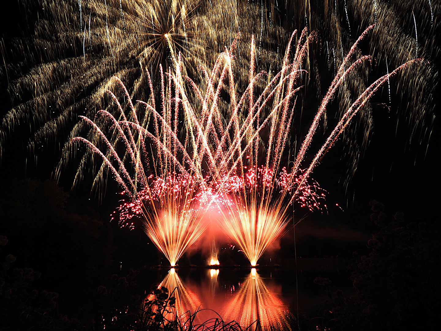 Imposantes Feuerwerk, mit Spiegelung im See