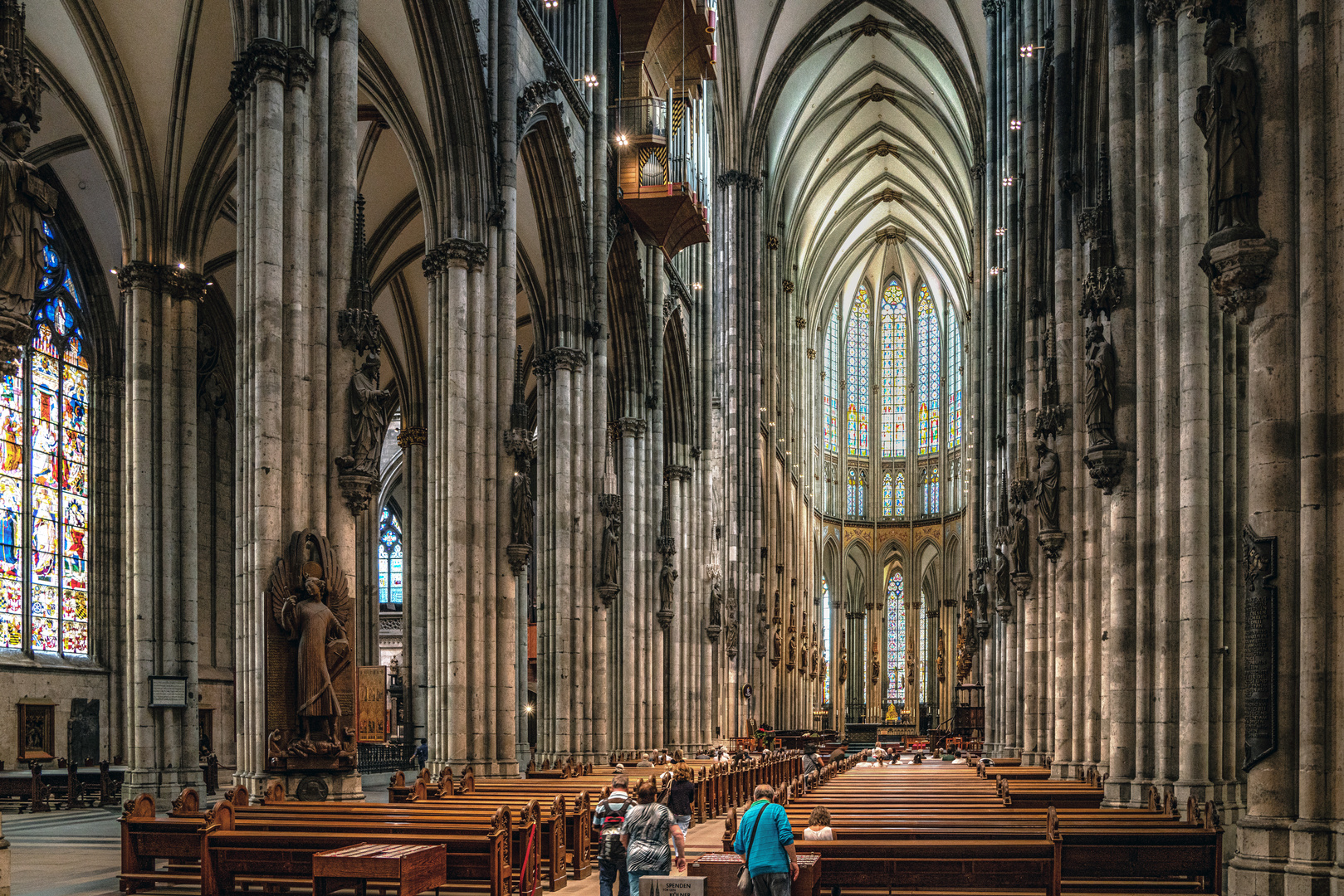 Imposantes Kirchenschiff im Kölner Dom