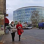 Impression de Cambridge  --  Deux élégantes dans la Hills Road   