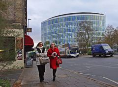 Impression de Cambridge  --  Deux élégantes dans la Hills Road   