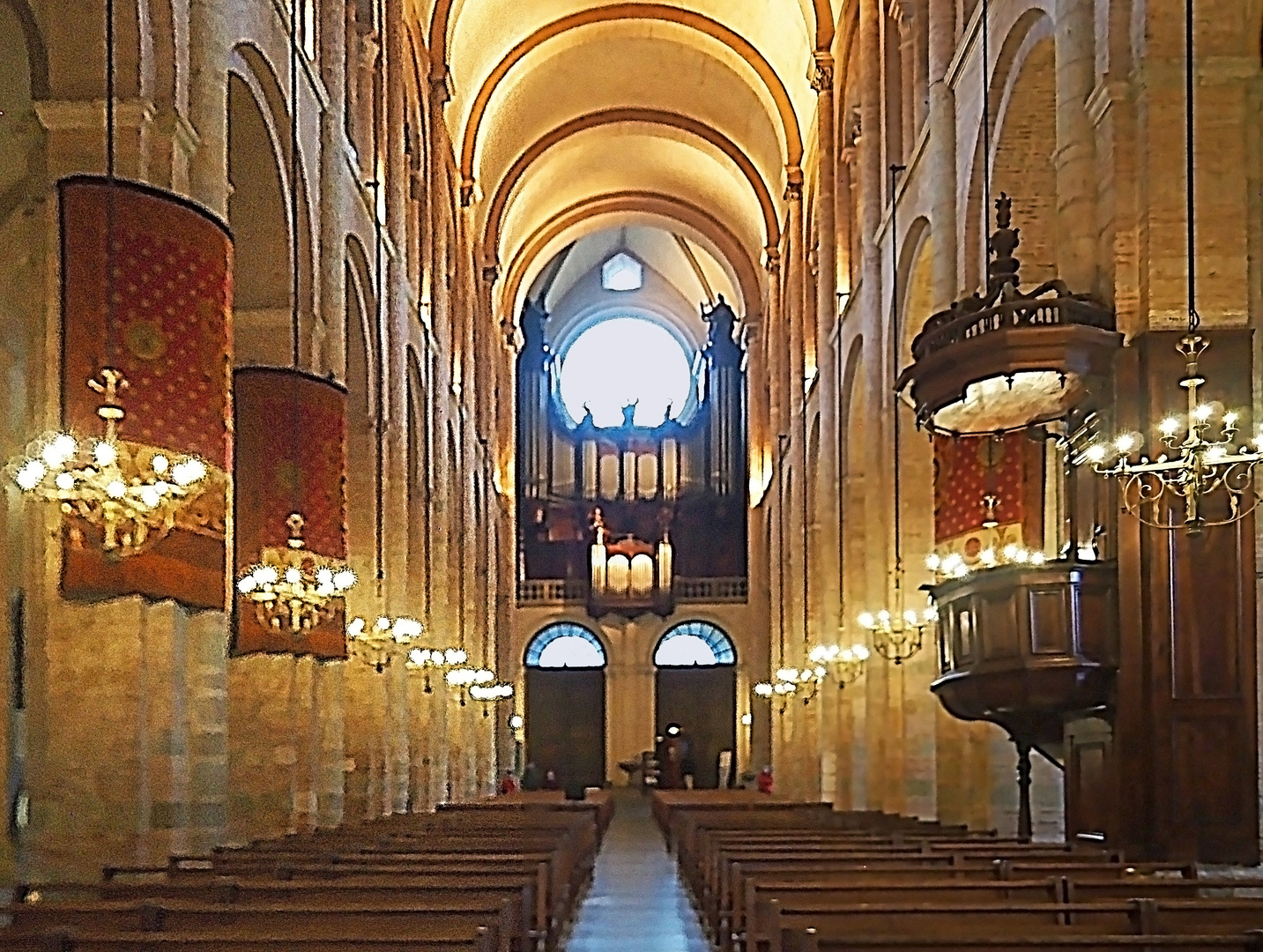 Impression de la nef et du grand orgue