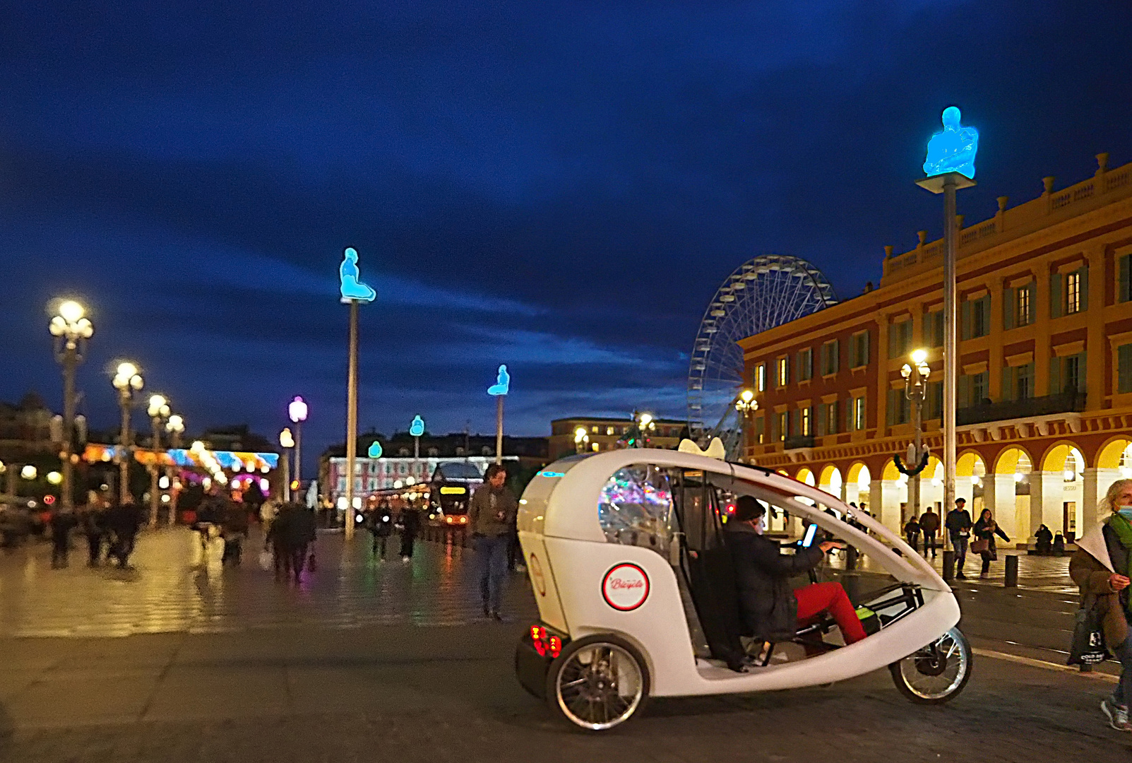 Impression de la Place Massena en fin d’heure bleue