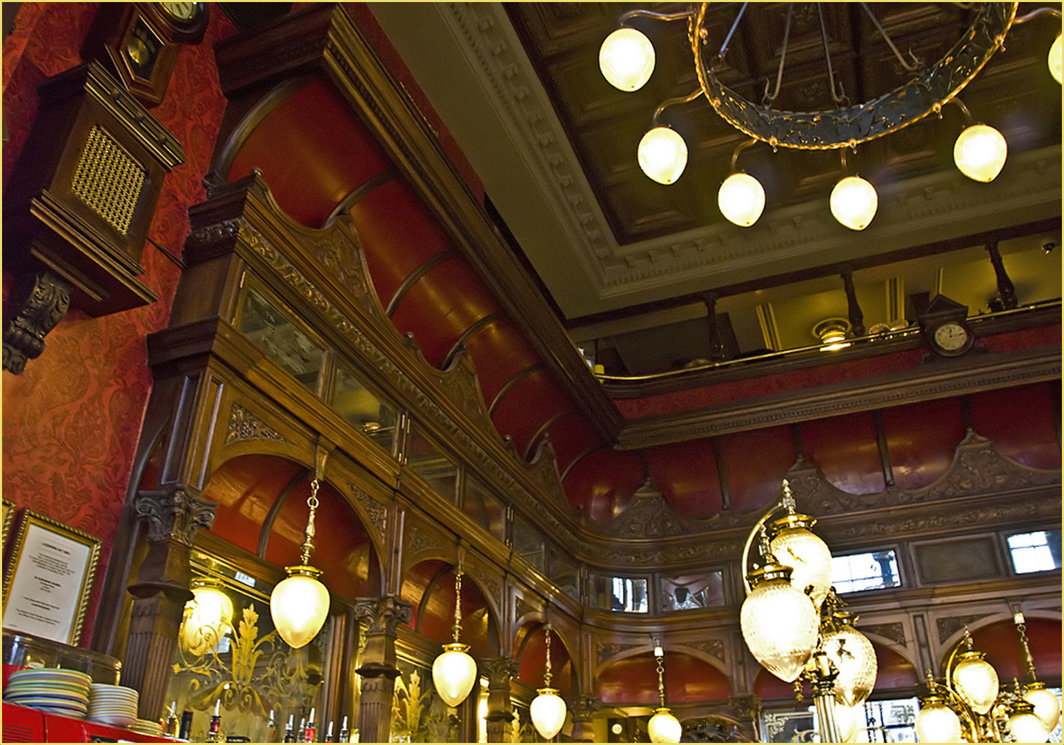  Impression de pub : plafond et miroirs  --  Stephen’s Tavern, London