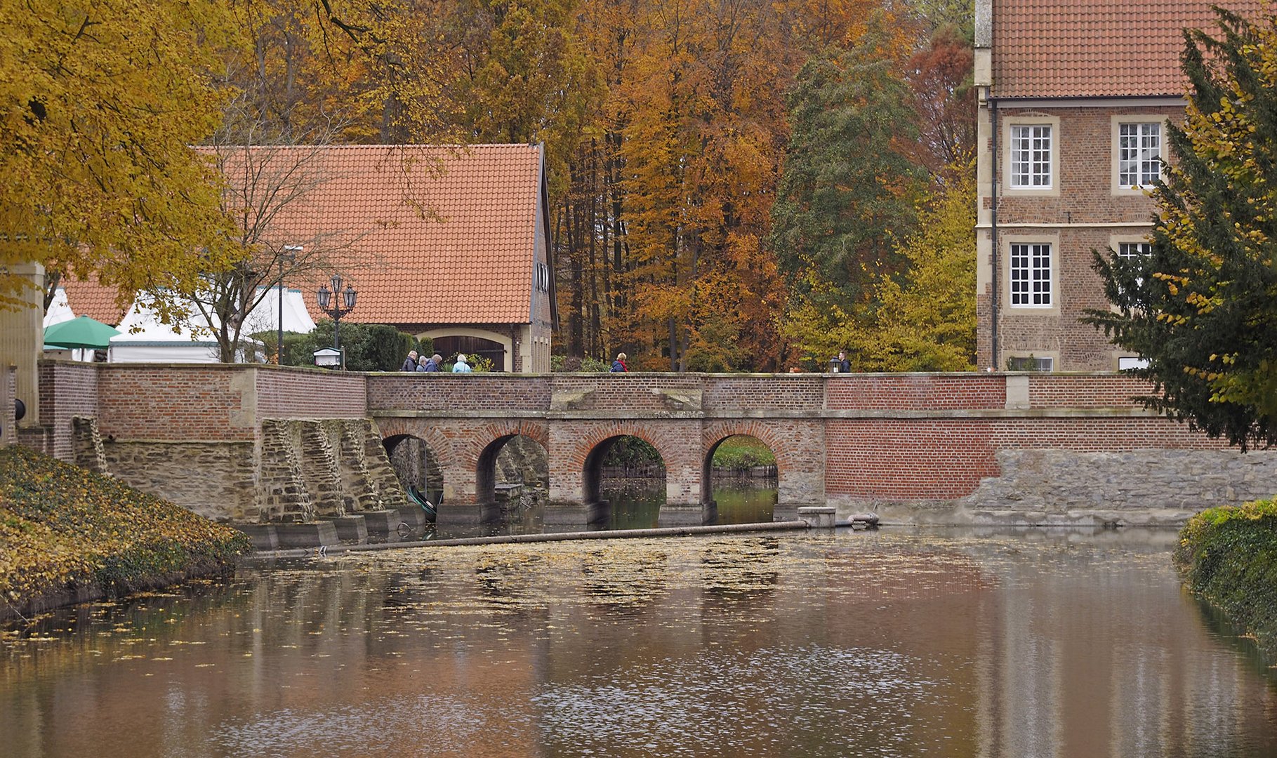 Impressionen vom Herbstmarkt im Park von Wasserschloss Hülshoff ...