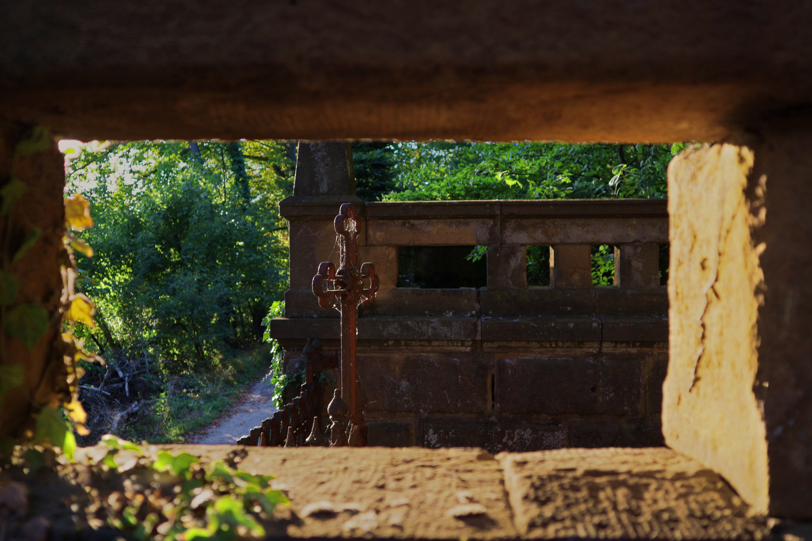 ...Impressionen vom verlassenen Waldfriedhof...