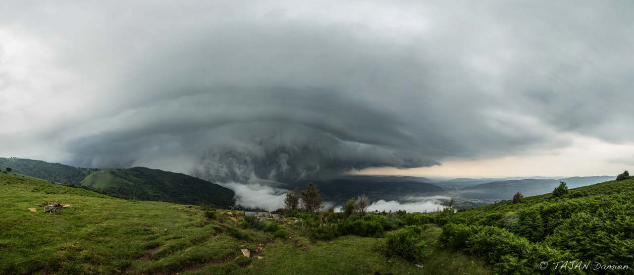 Impressionnant orage à l'approche de Foix (09)