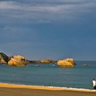 Impressions de Biarritz 21 -- La dame au petit chien blanc face à la mer.