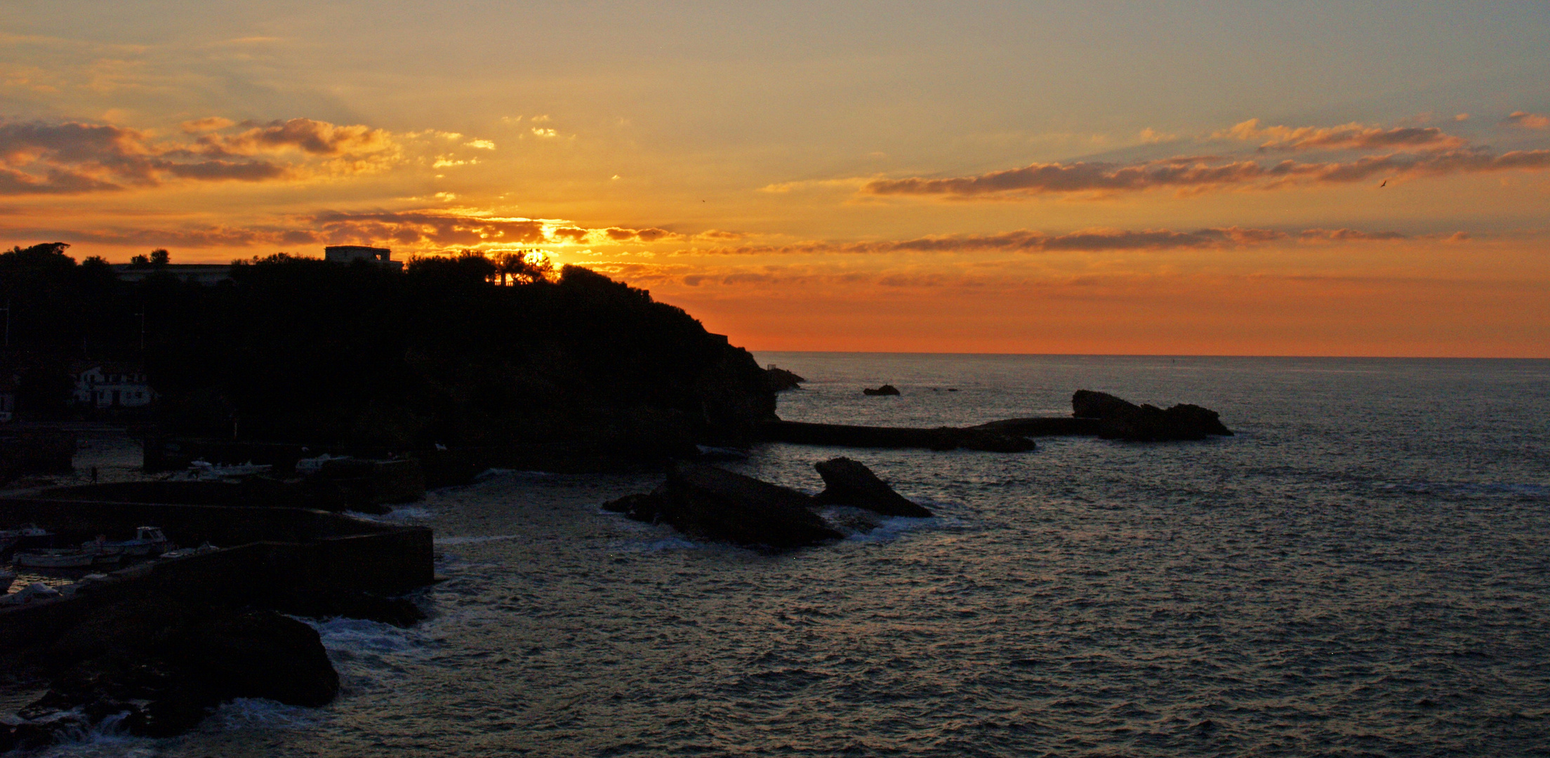 Impressions de Biarritz  23  -- Coucher de soleil sur le port.