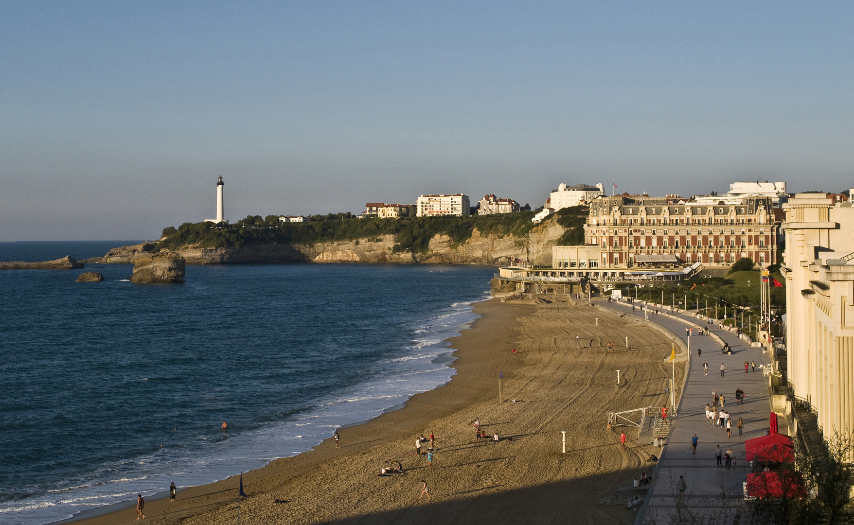 Impressions de Biarritz 24  -- Le soir tombe sur la Grande Plage