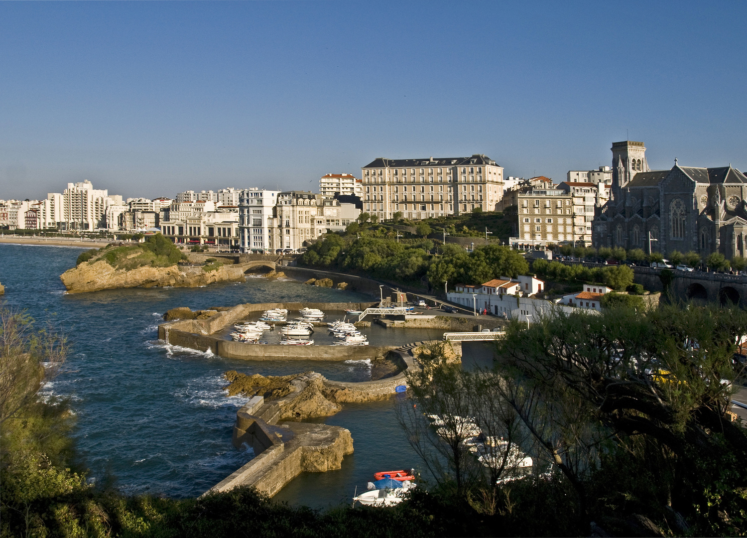 Impressions de Biarritz 29 -- Vue sur le port, l’Eglise Sainte Eugénie, et la Grande Plage