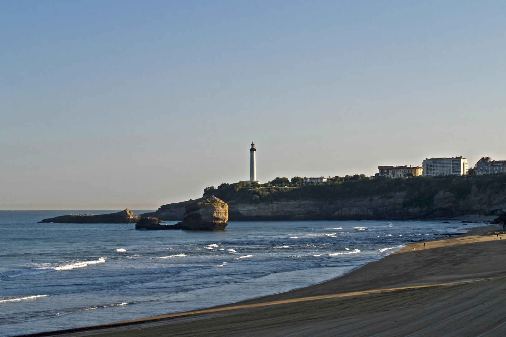 Impressions de Biarritz 30 -- Plage du Miramar de bon matin et par mer très calme.
