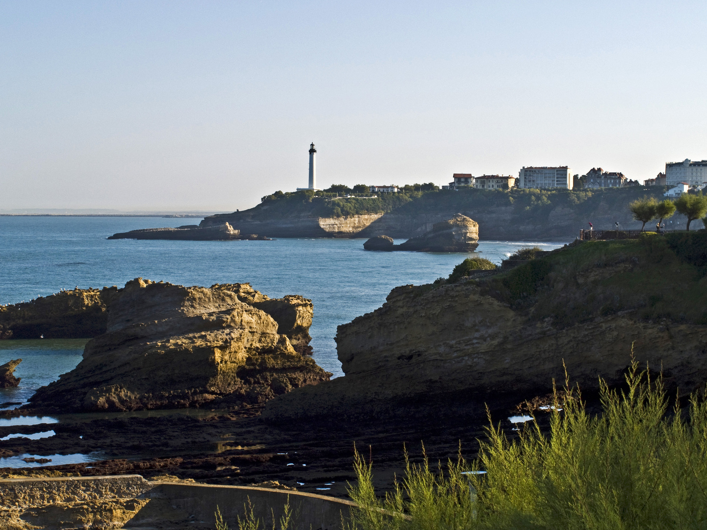 Impressions de Biarritz 36 -- Les rochers, la Pointe St Martin et le phare