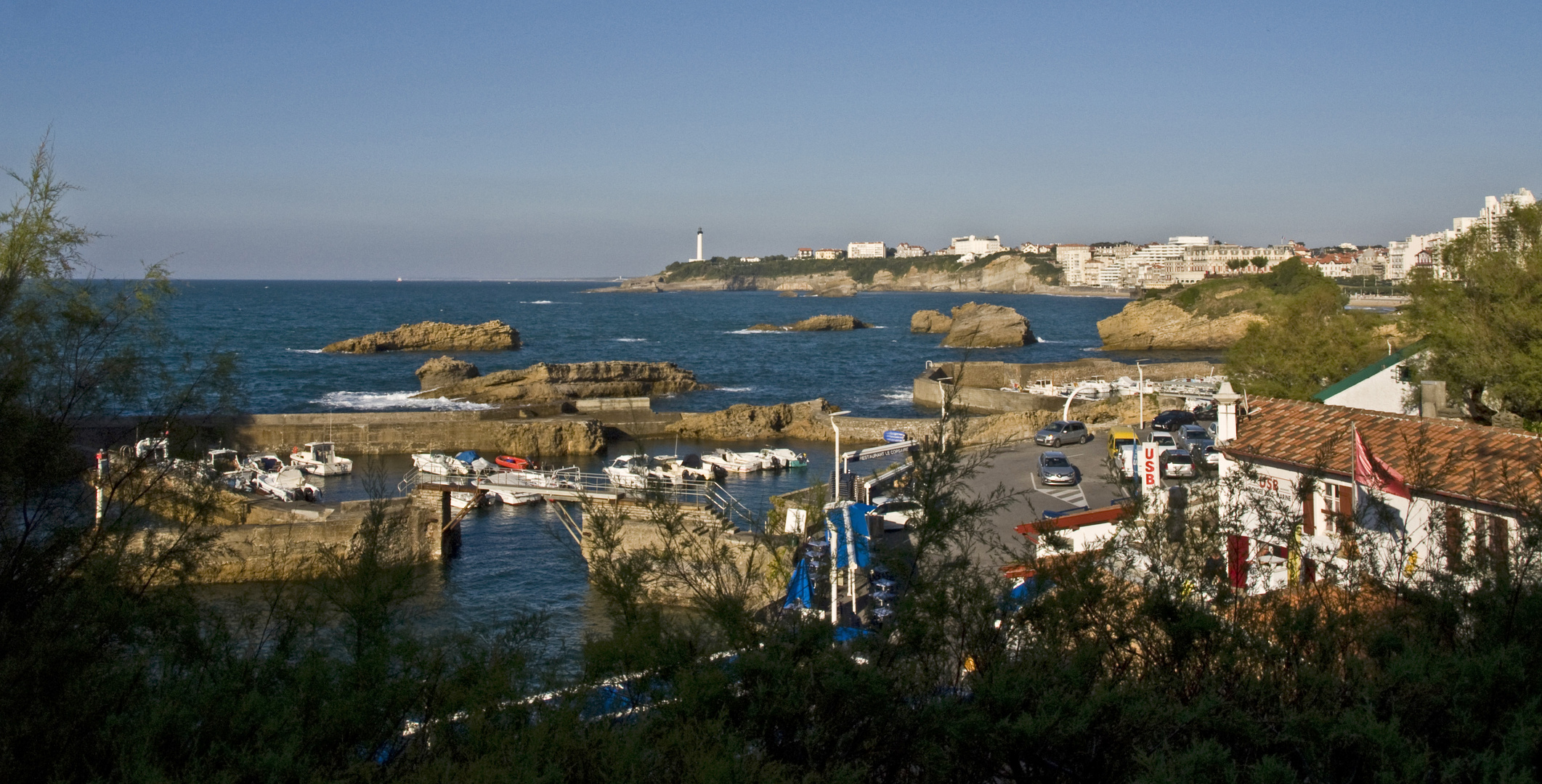 Impressions de Biarritz 39 -- Vue sur le port, la baie et le phare