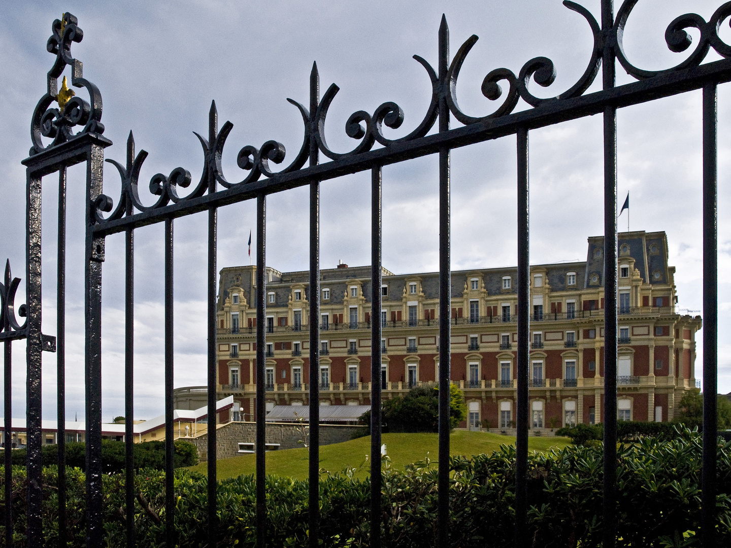 Impressions de Biarritz 40 -- L’hôtel du Palais bien protégé.