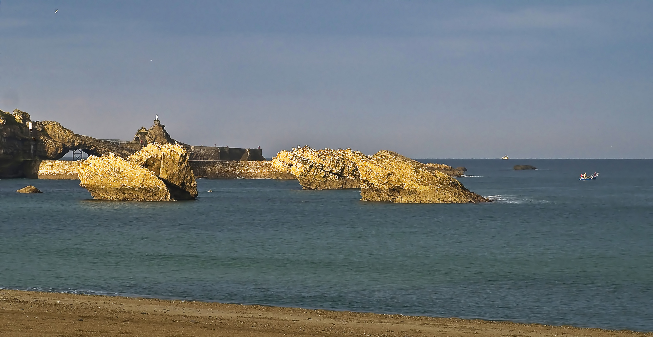 Impressions de Biarritz 43 -- Le Rocher de la Vierge vu de la Grande Plage