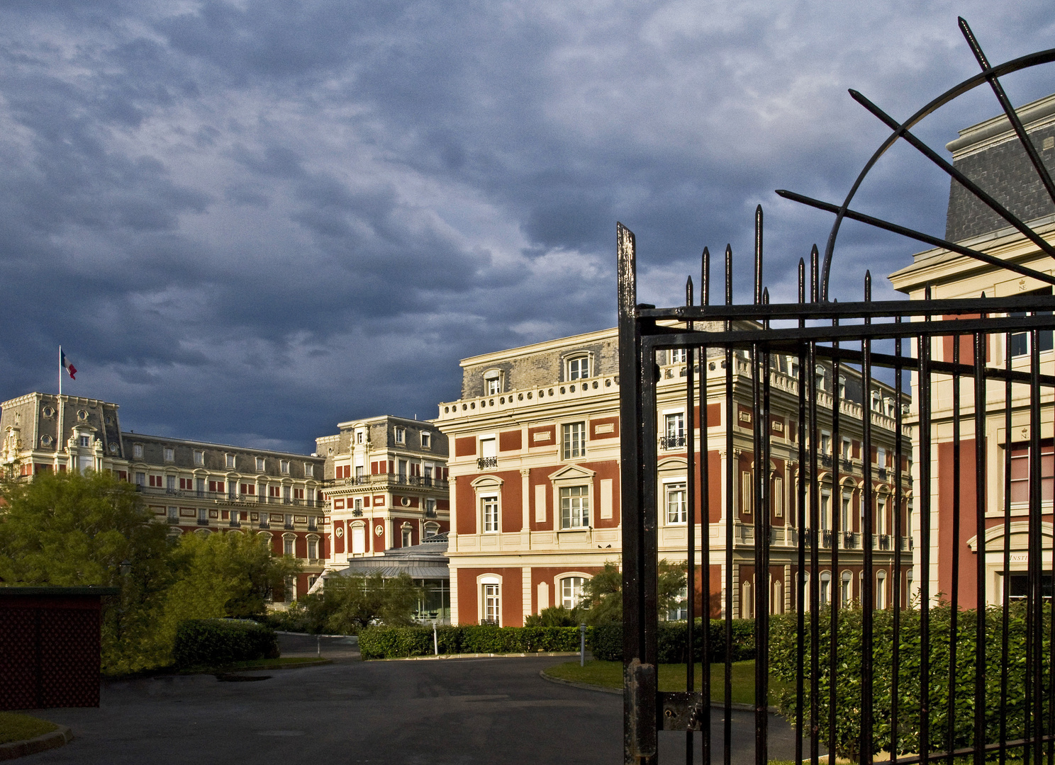 Impressions de Biarritz 8 -- Menace sur l’Hôtel du Palais