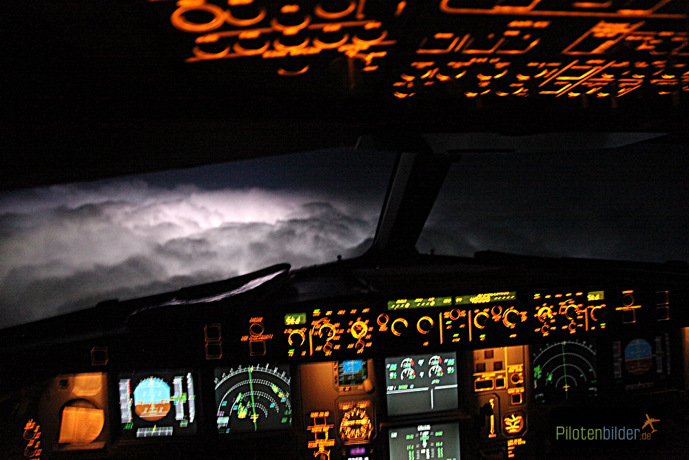 in 40.000 Fuß über ein Gewitter.