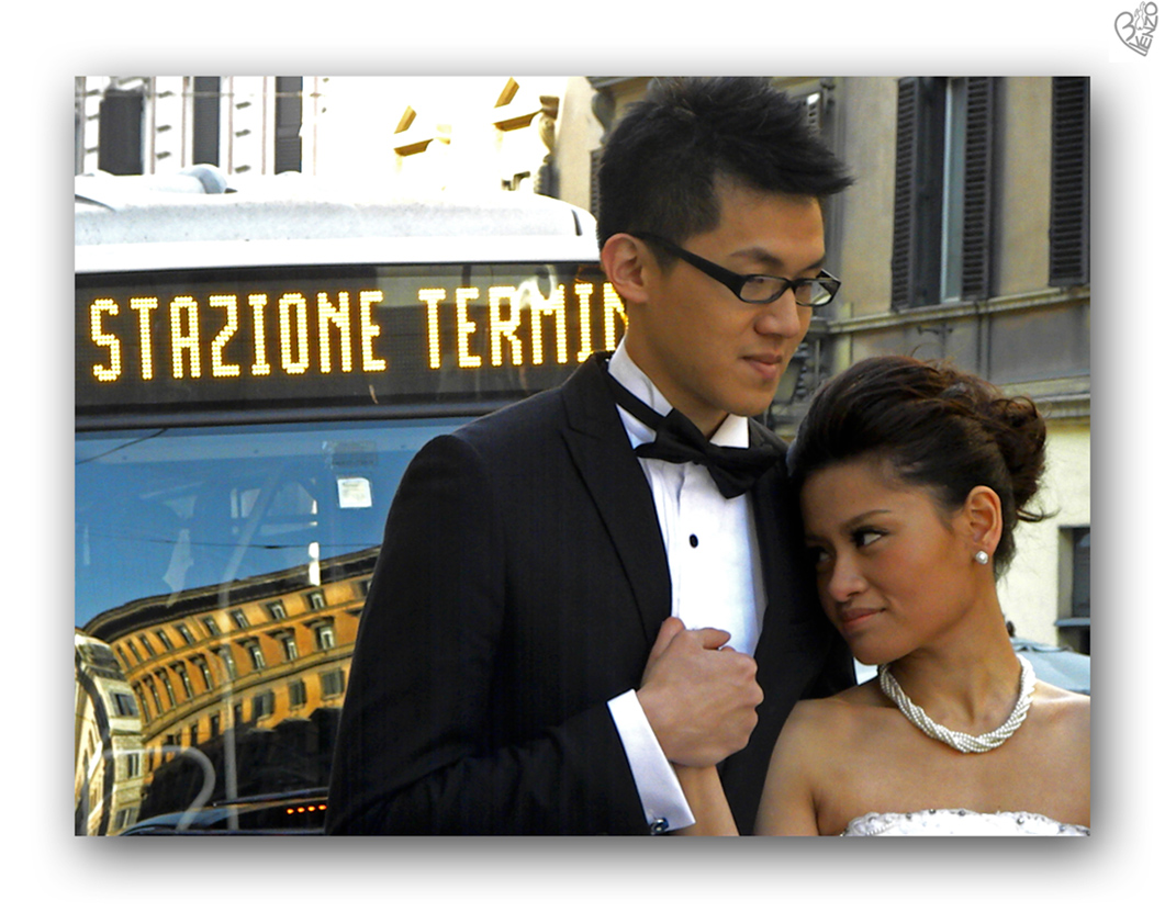 In a wedding dress in the traffic of the Termini station in Rome ... A surreal situation