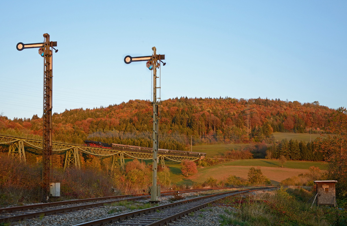 in Abendlicht fährt 052 889 oberhalb des Bahnhofes Epfenhofen dem Ziel Blumberg entgegen