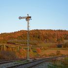 in Abendlicht fährt 052 889 oberhalb des Bahnhofes Epfenhofen dem Ziel Blumberg entgegen