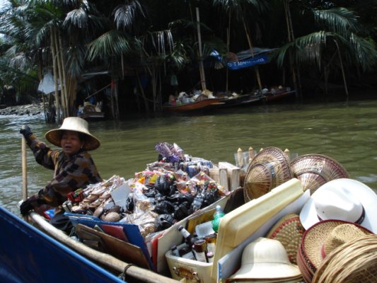 In Bangkok auf dem Fluss mit einer Händlerin