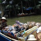 In Bangkok auf dem Fluss mit einer Händlerin