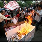 In Bangkok demonstrators von die Roten zeigen was sie halten von press reports von die Gelben :-(