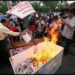 In Bangkok demonstrators von die Roten zeigen was sie halten von press reports von die Gelben :-(