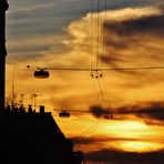 in Bausch und Bogen geht die Sonne unter über der Stadt